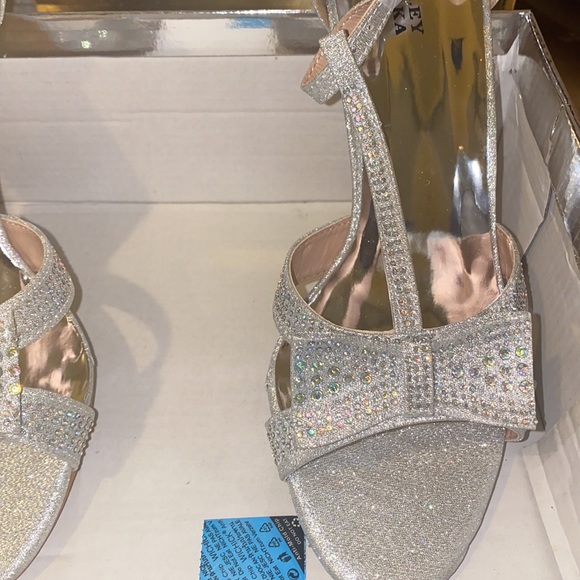 NEW! Bagley Mishka rhinestone encrusted low heel shoe - Picture 7 of 8